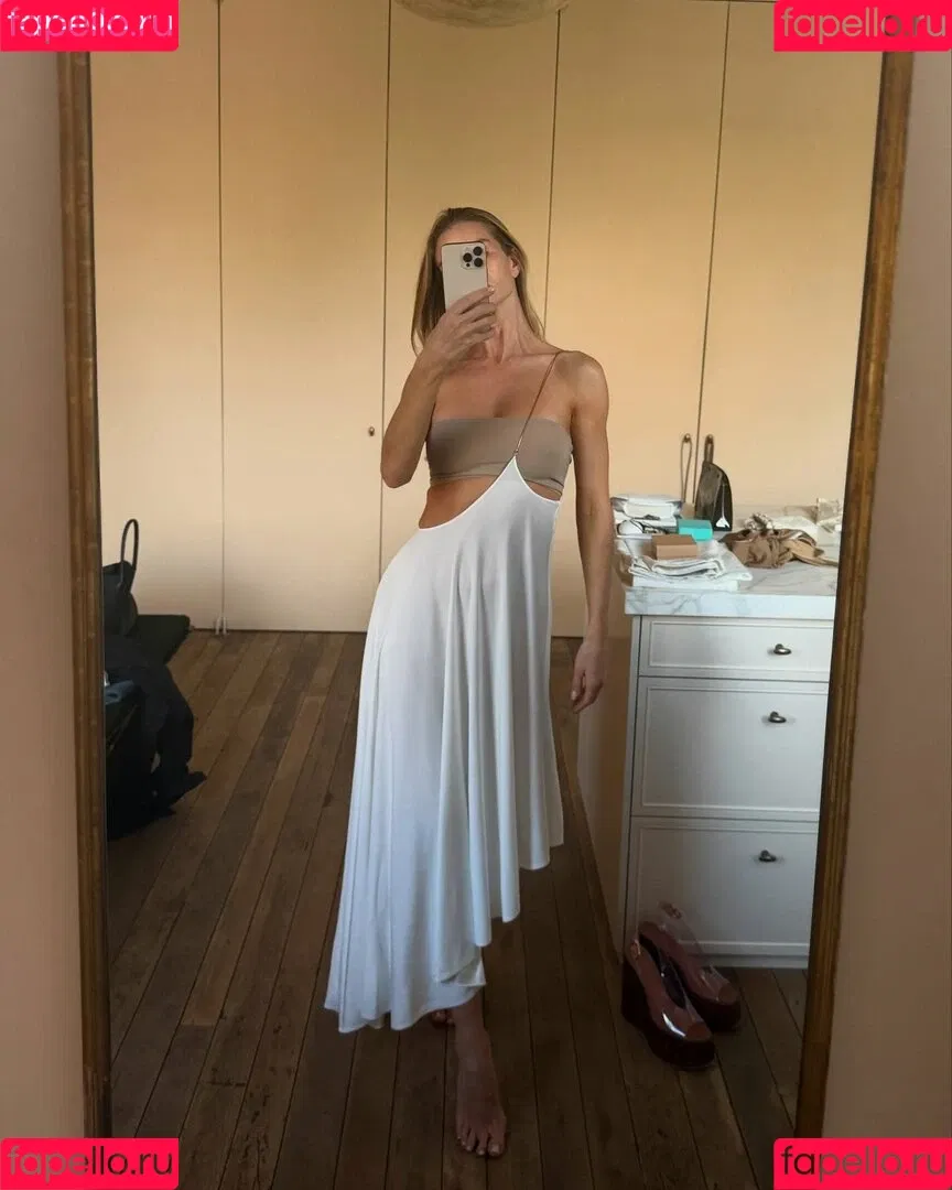 Rosie Huntington Whiteley / Rosie Huntington-Whiteley / rosiehw Onlyfans Photo Gallery 