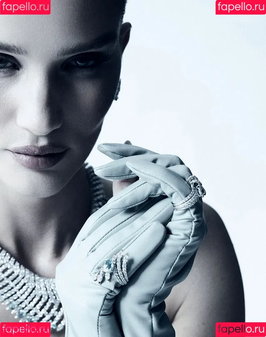 Rosie Huntington Whiteley / Rosie Huntington-Whiteley / rosiehw Onlyfans Photo Gallery 