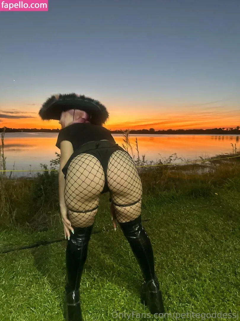 petitegoddessj / xpetitegoddessx Onlyfans Photo Gallery 