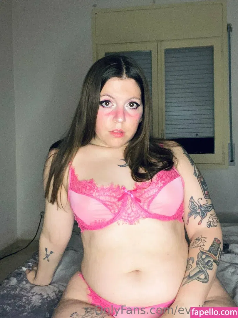 evvilmoon / evyn.moon Onlyfans Photo Gallery 