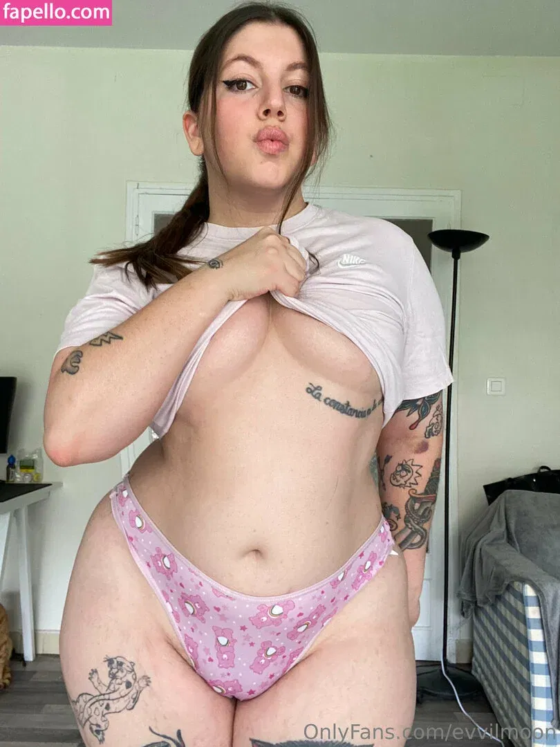 evvilmoon / evyn.moon Onlyfans Photo Gallery 