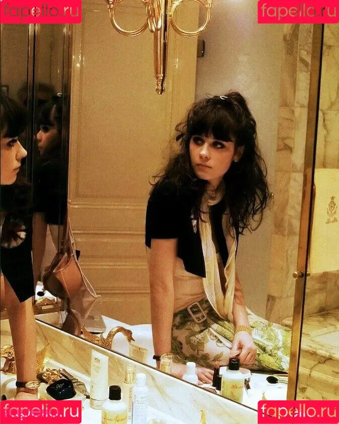 Zooey Deschanel / zooeydeschanel Onlyfans Photo Gallery 