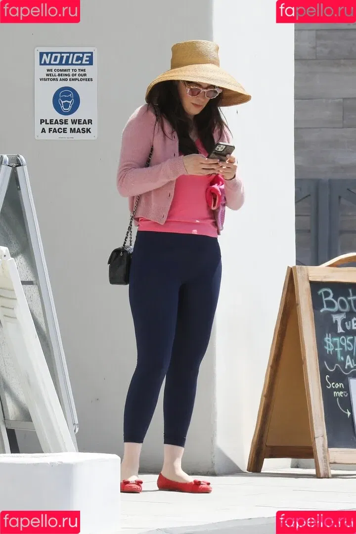 Zooey Deschanel / zooeydeschanel Onlyfans Photo Gallery 