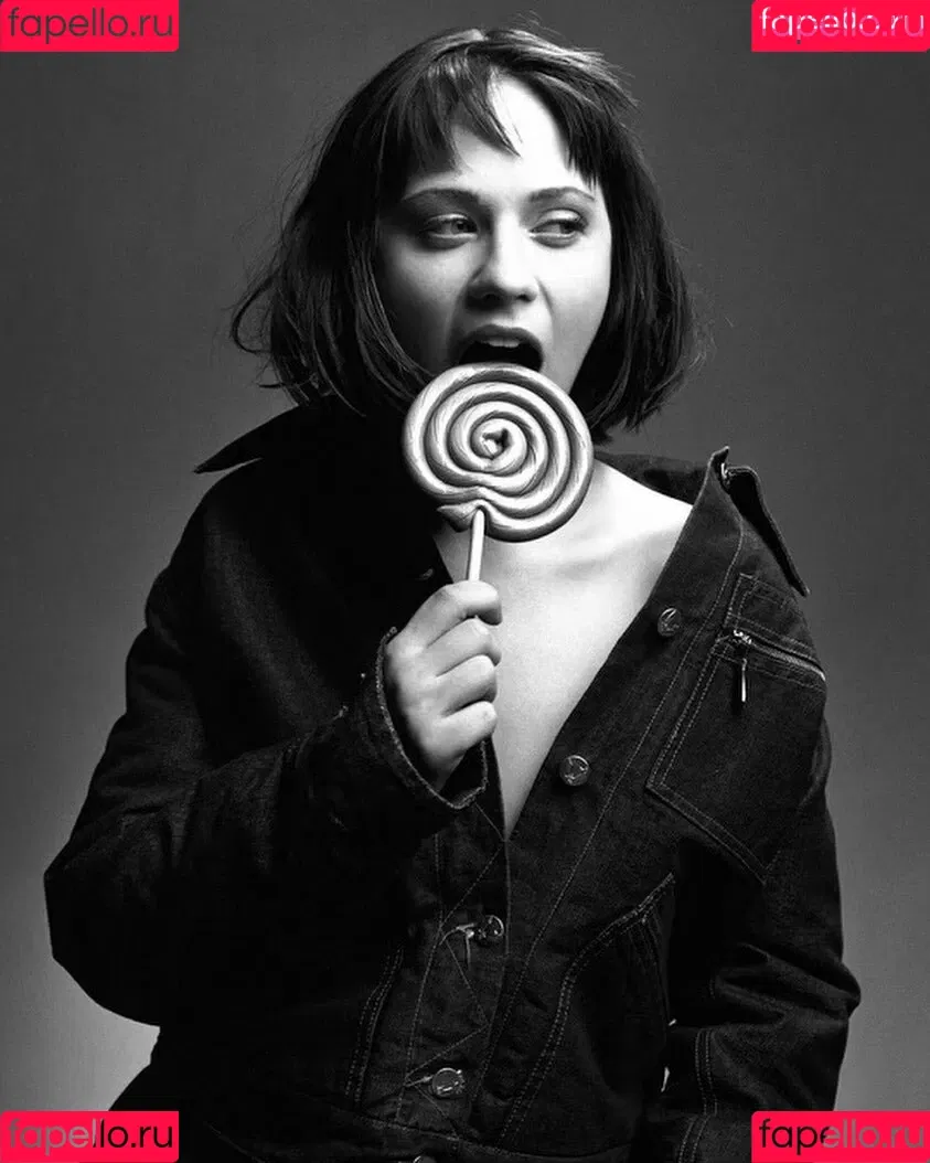 Zooey Deschanel / zooeydeschanel Onlyfans Photo Gallery 