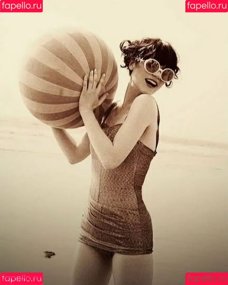 Zooey Deschanel / zooeydeschanel Onlyfans Photo Gallery 