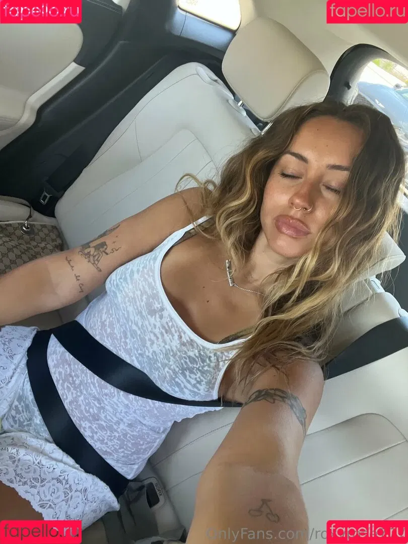 Roxyrose777 / roxy777_ / urislandwifey6969 Onlyfans Photo Gallery 