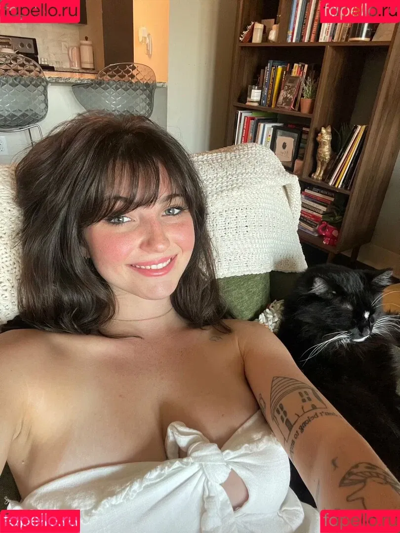 Sophie43 / l3avem3alone / soph8983 / sophia8983 Onlyfans Photo Gallery 