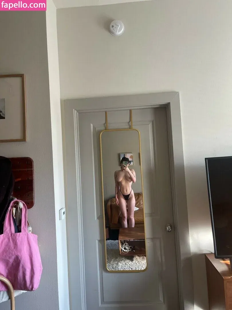 Sophie43 / l3avem3alone / soph8983 / sophia8983 Onlyfans Photo Gallery 
