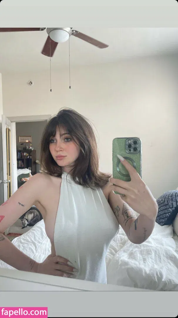 Sophie43 / l3avem3alone / soph8983 / sophia8983 Onlyfans Photo Gallery 