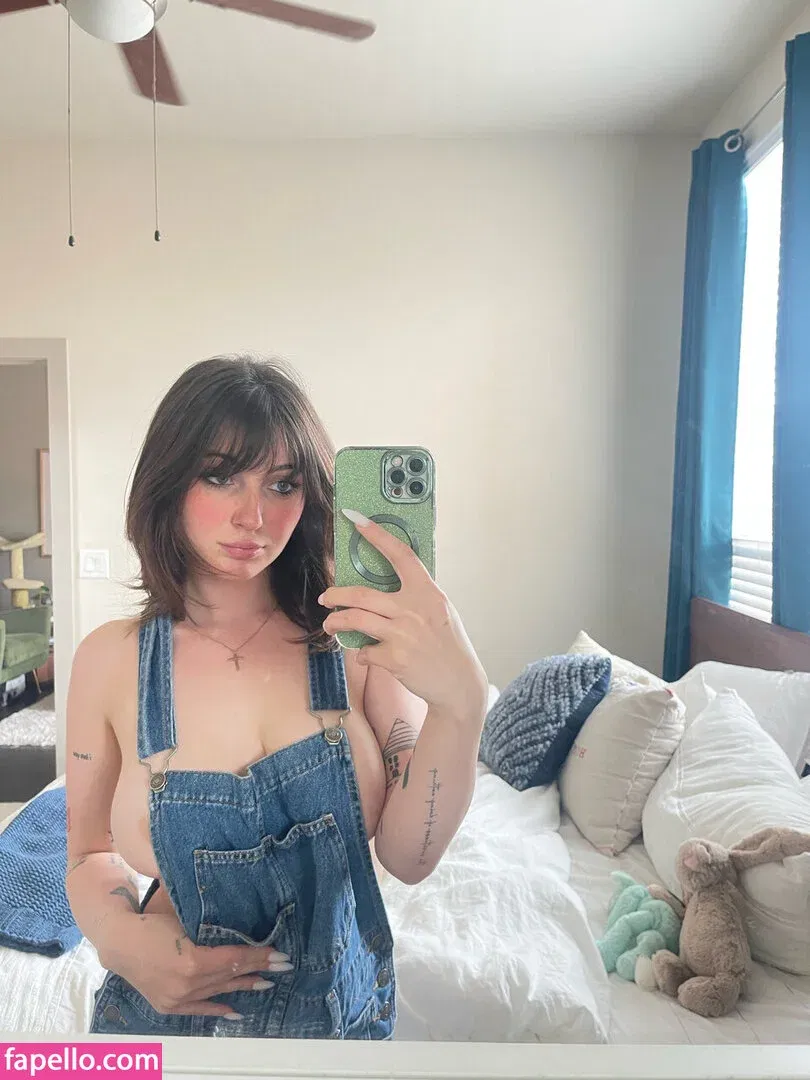 Sophie43 / l3avem3alone / soph8983 / sophia8983 Onlyfans Photo Gallery 