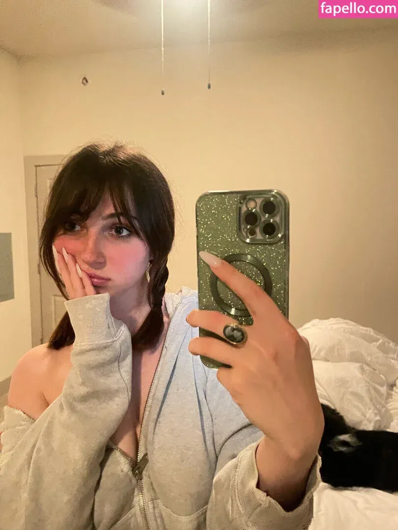 Sophie43 / l3avem3alone / soph8983 / sophia8983 Onlyfans Photo Gallery 