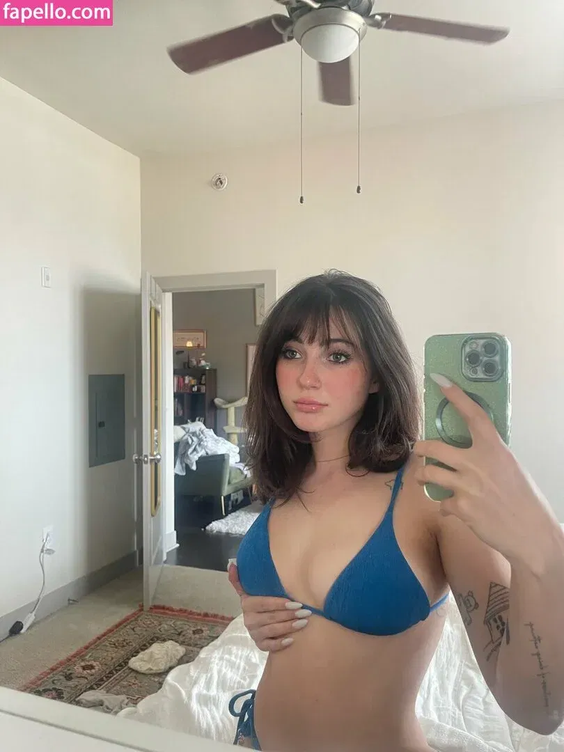 Sophie43 / l3avem3alone / soph8983 / sophia8983 Onlyfans Photo Gallery 