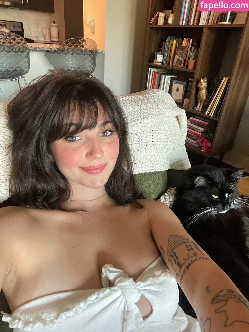 Sophie43 / l3avem3alone / soph8983 / sophia8983 Onlyfans Photo Gallery 