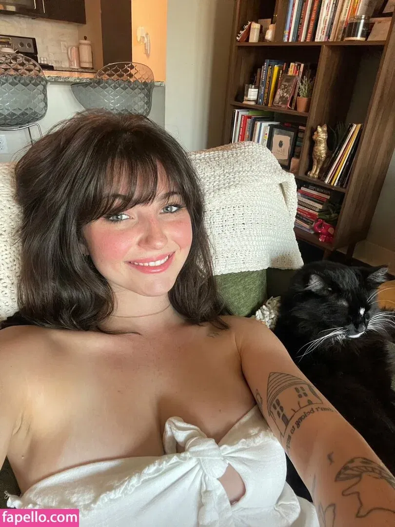 Sophie43 / l3avem3alone / soph8983 / sophia8983 Onlyfans Photo Gallery 