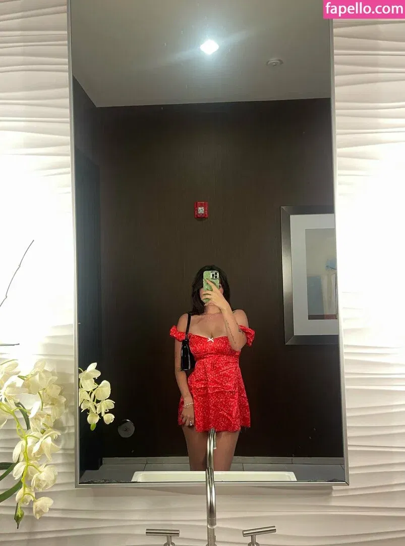 Sophie43 / l3avem3alone / soph8983 / sophia8983 Onlyfans Photo Gallery 