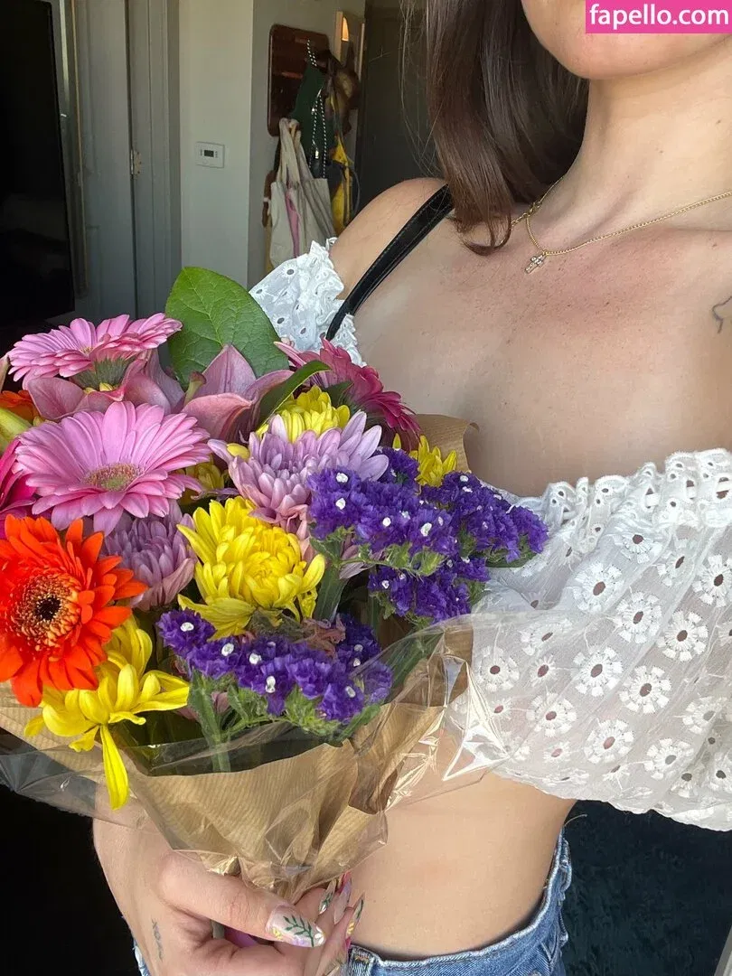 Sophie43 / l3avem3alone / soph8983 / sophia8983 Onlyfans Photo Gallery 