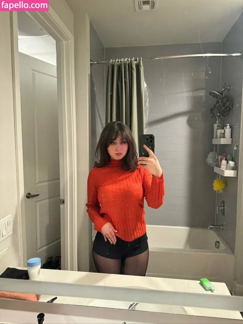 Sophie43 / l3avem3alone / soph8983 / sophia8983 Onlyfans Photo Gallery 