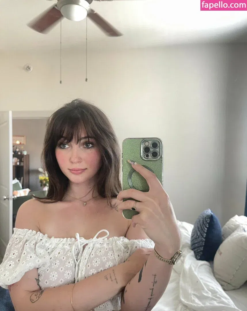 Sophie43 / l3avem3alone / soph8983 / sophia8983 Onlyfans Photo Gallery 