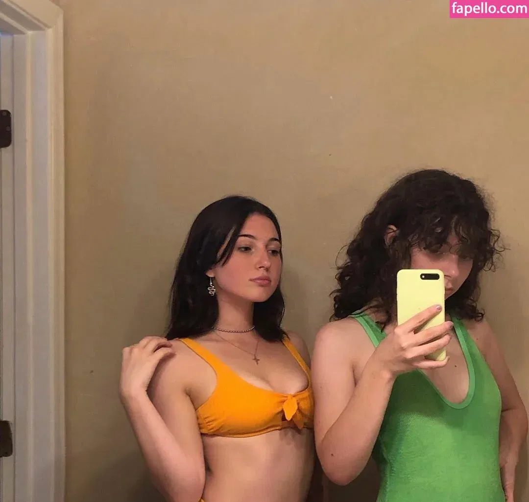 Sophie43 / l3avem3alone / soph8983 / sophia8983 Onlyfans Photo Gallery 