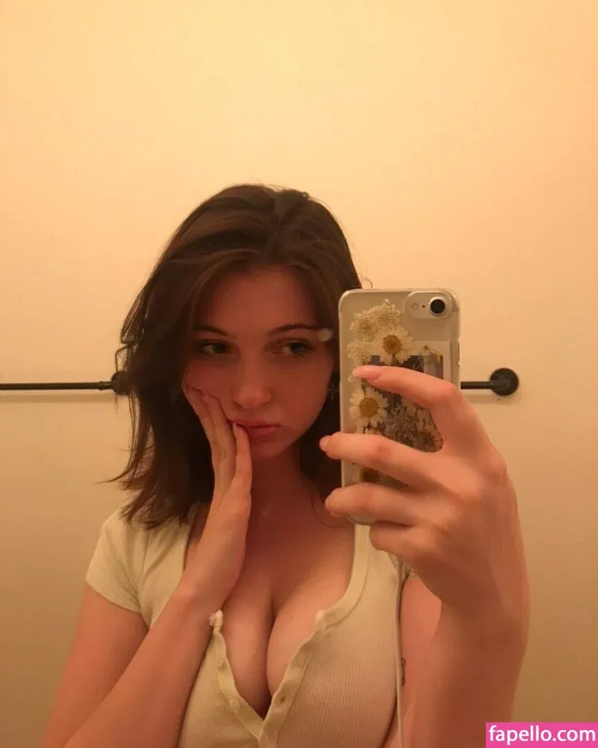 Sophie43 / l3avem3alone / soph8983 / sophia8983 Onlyfans Photo Gallery 