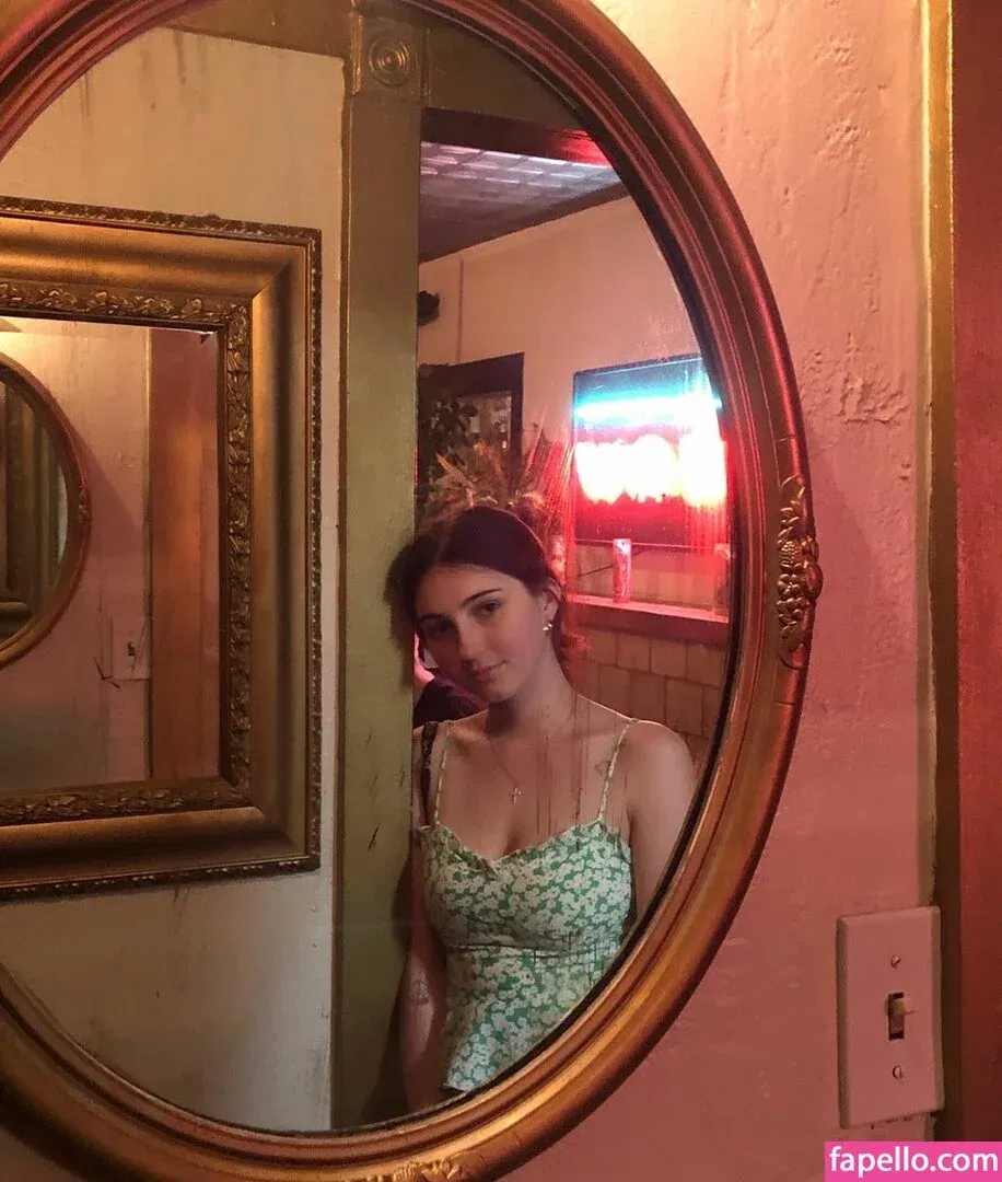 Sophie43 / l3avem3alone / soph8983 / sophia8983 Onlyfans Photo Gallery 