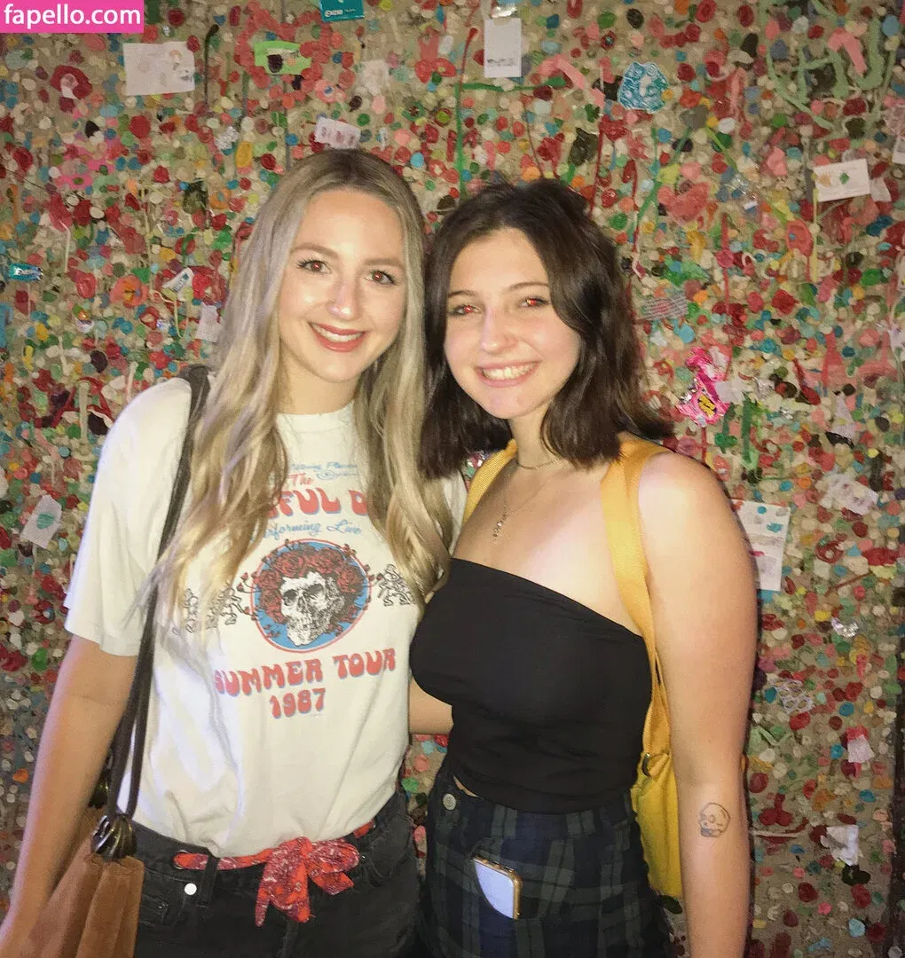 Sophie43 / l3avem3alone / soph8983 / sophia8983 Onlyfans Photo Gallery 