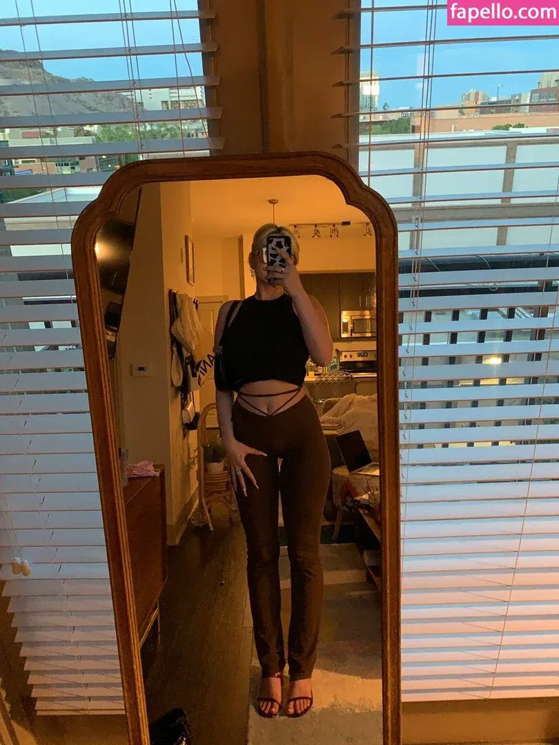 Sophie43 / l3avem3alone / soph8983 / sophia8983 Onlyfans Photo Gallery 