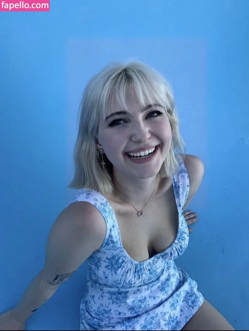 Sophie43 / l3avem3alone / soph8983 / sophia8983 Onlyfans Photo Gallery 