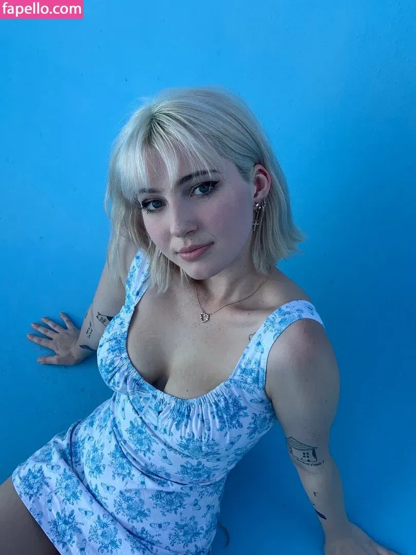 Sophie43 / l3avem3alone / soph8983 / sophia8983 Onlyfans Photo Gallery 