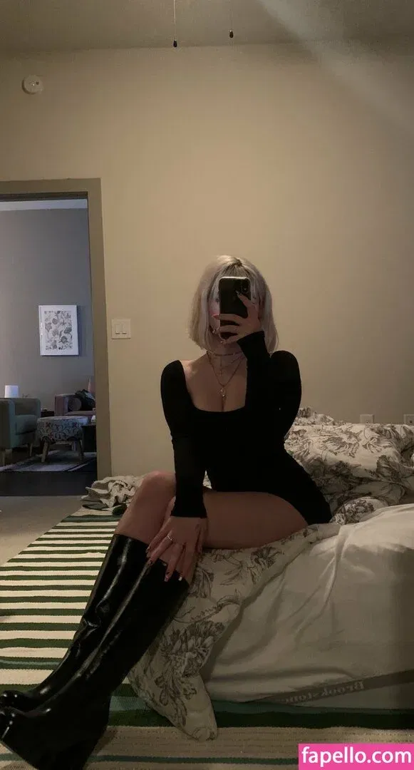 Sophie43 / l3avem3alone / soph8983 / sophia8983 Onlyfans Photo Gallery 