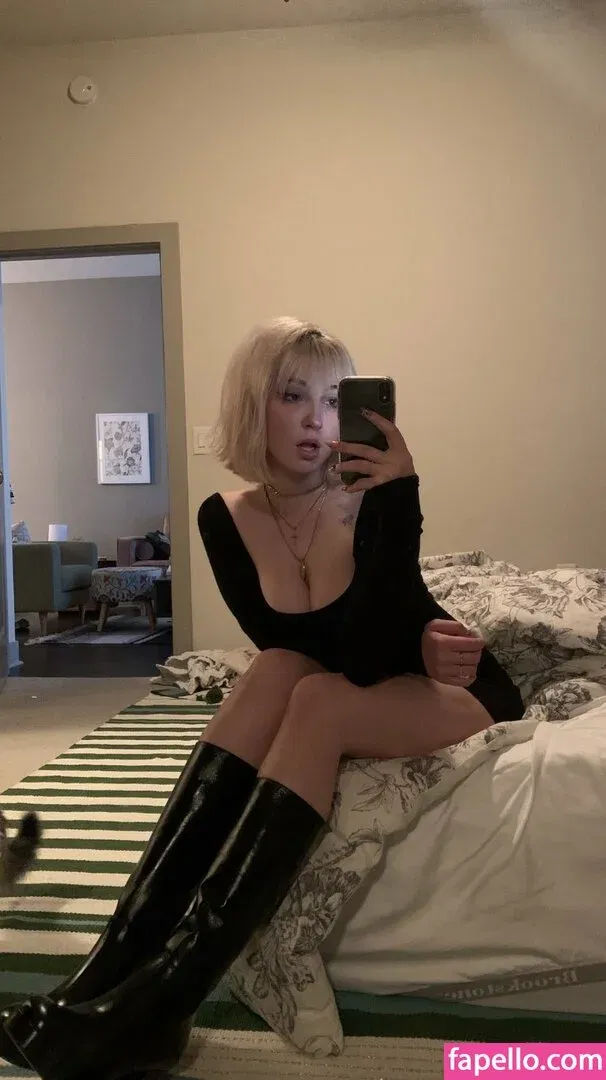 Sophie43 / l3avem3alone / soph8983 / sophia8983 Onlyfans Photo Gallery 