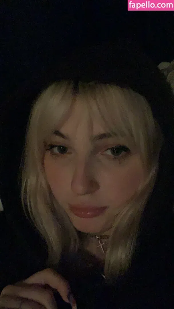 Sophie43 / l3avem3alone / soph8983 / sophia8983 Onlyfans Photo Gallery 