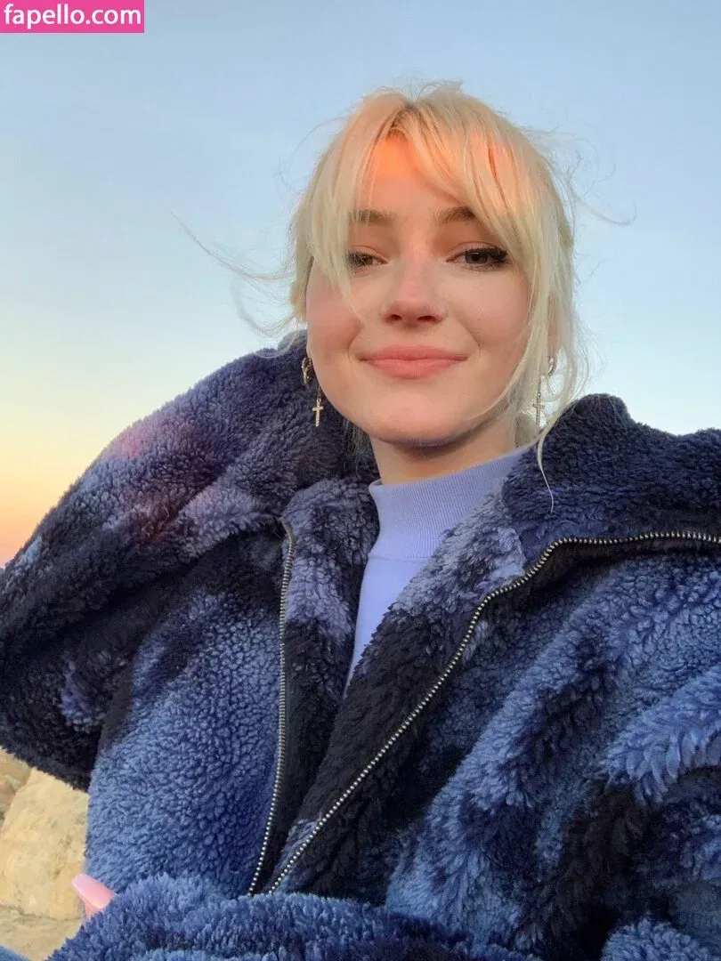 Sophie43 / l3avem3alone / soph8983 / sophia8983 Onlyfans Photo Gallery 