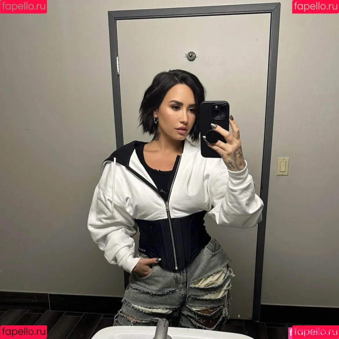 Demi Lovato / ddlovato Onlyfans Photo Gallery 