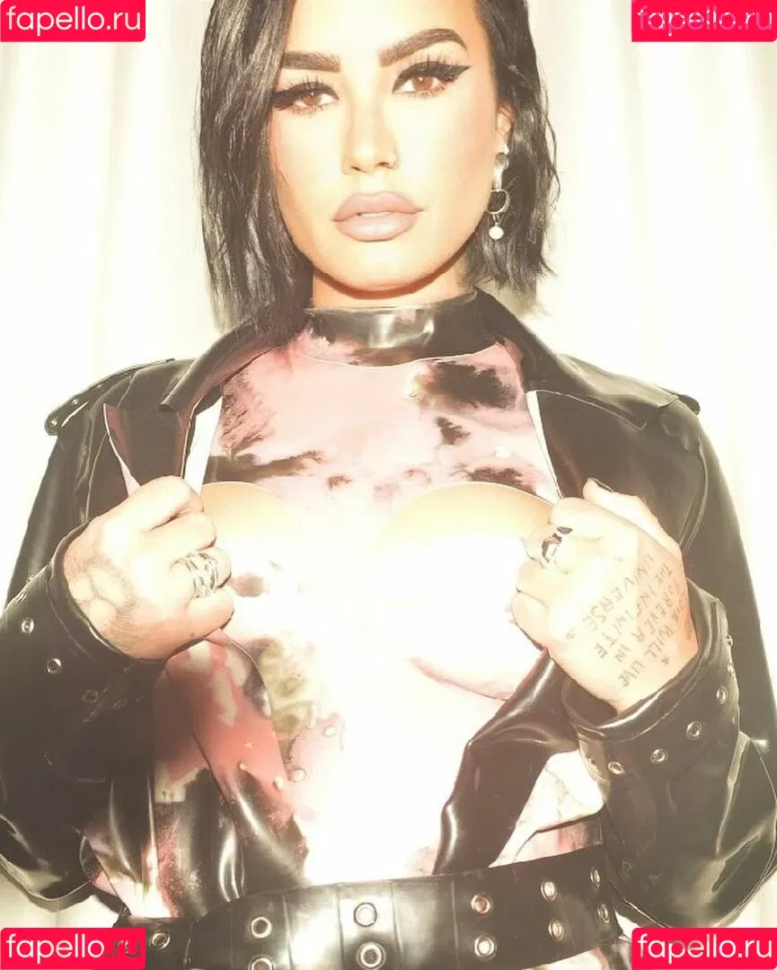Demi Lovato / ddlovato Onlyfans Photo Gallery 