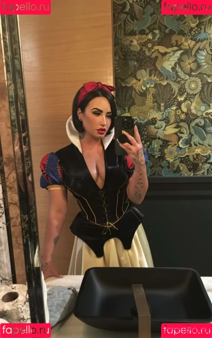 Demi Lovato / ddlovato Onlyfans Photo Gallery 