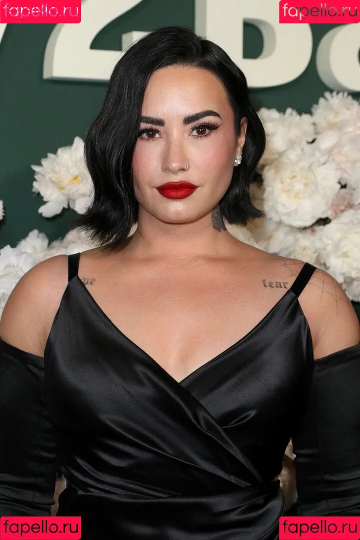 Demi Lovato / ddlovato Onlyfans Photo Gallery 