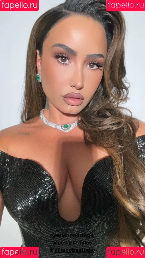 Demi Lovato / ddlovato Onlyfans Photo Gallery 