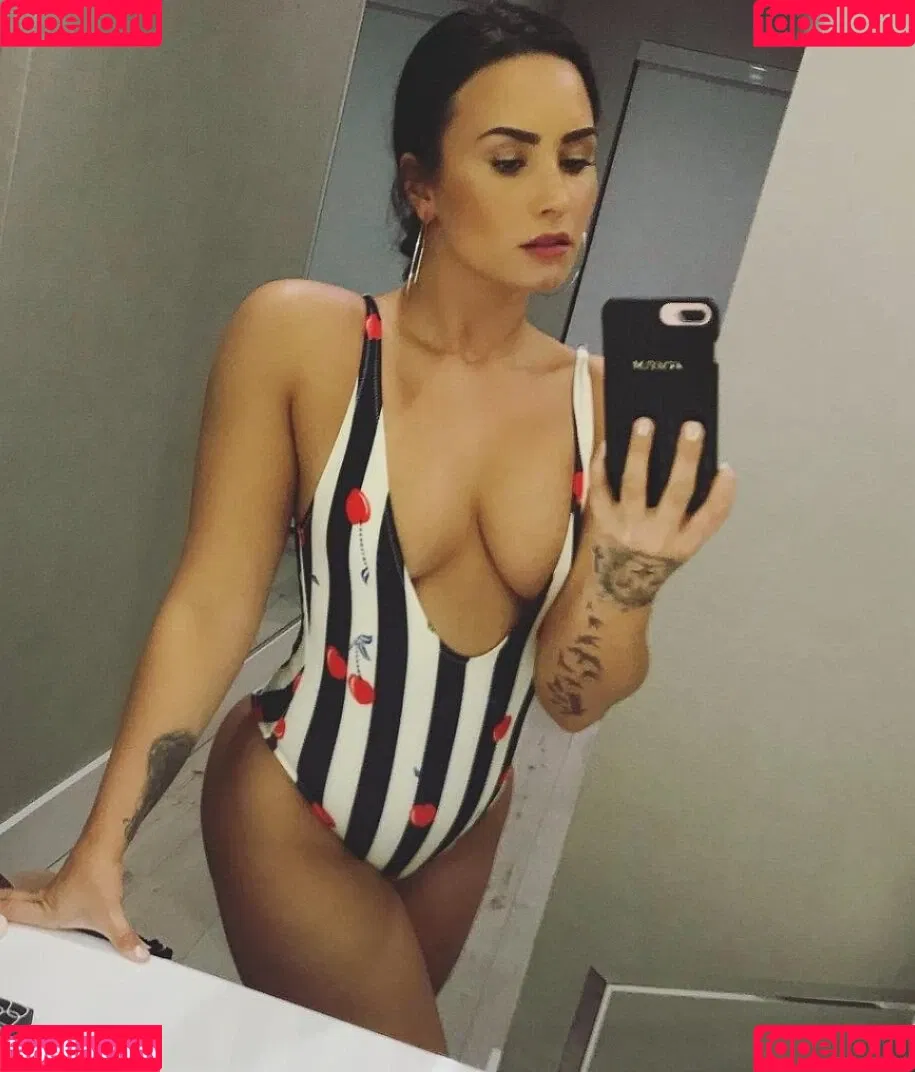 Demi Lovato / ddlovato Onlyfans Photo Gallery 