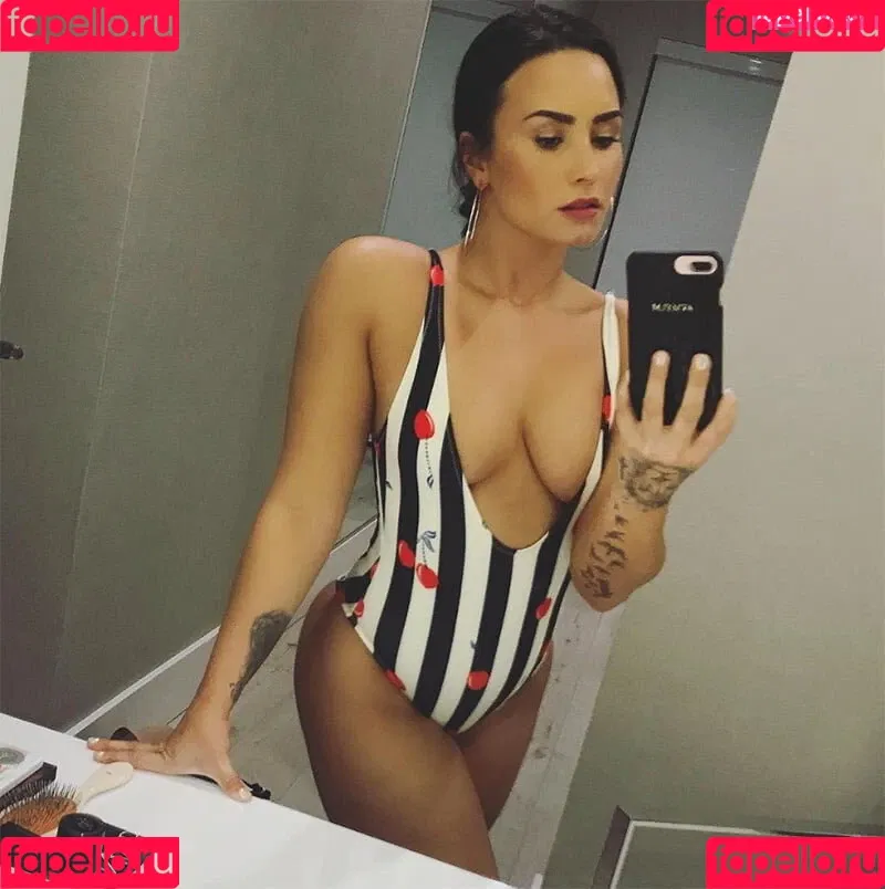 Demi Lovato / ddlovato Onlyfans Photo Gallery 