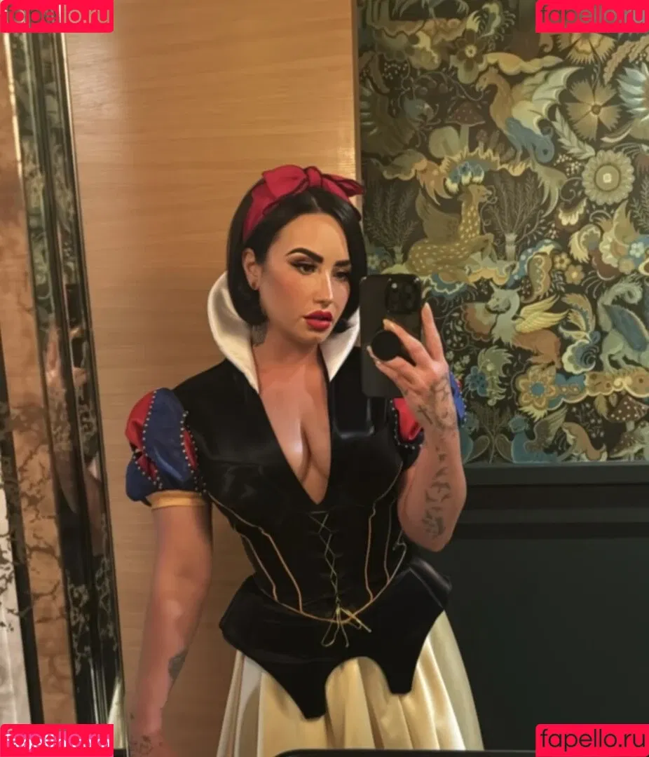 Demi Lovato / ddlovato Onlyfans Photo Gallery 
