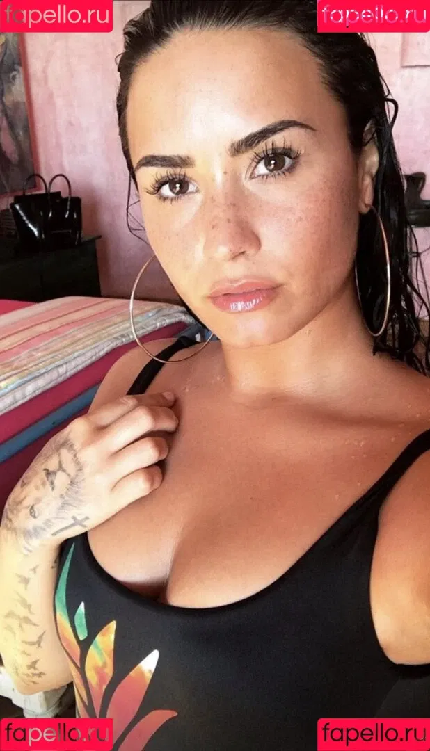 Demi Lovato / ddlovato Onlyfans Photo Gallery 