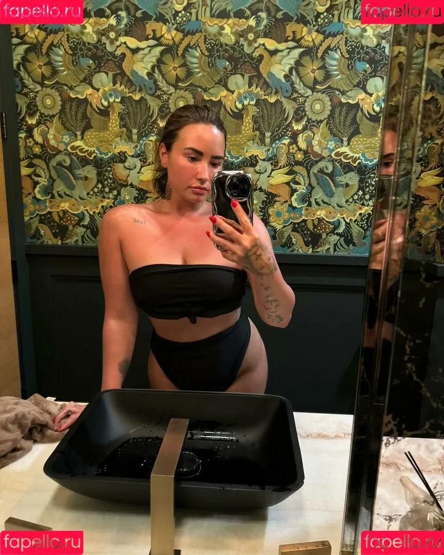 Demi Lovato / ddlovato Onlyfans Photo Gallery 