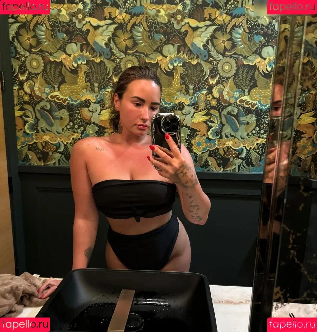 Demi Lovato / ddlovato Onlyfans Photo Gallery 