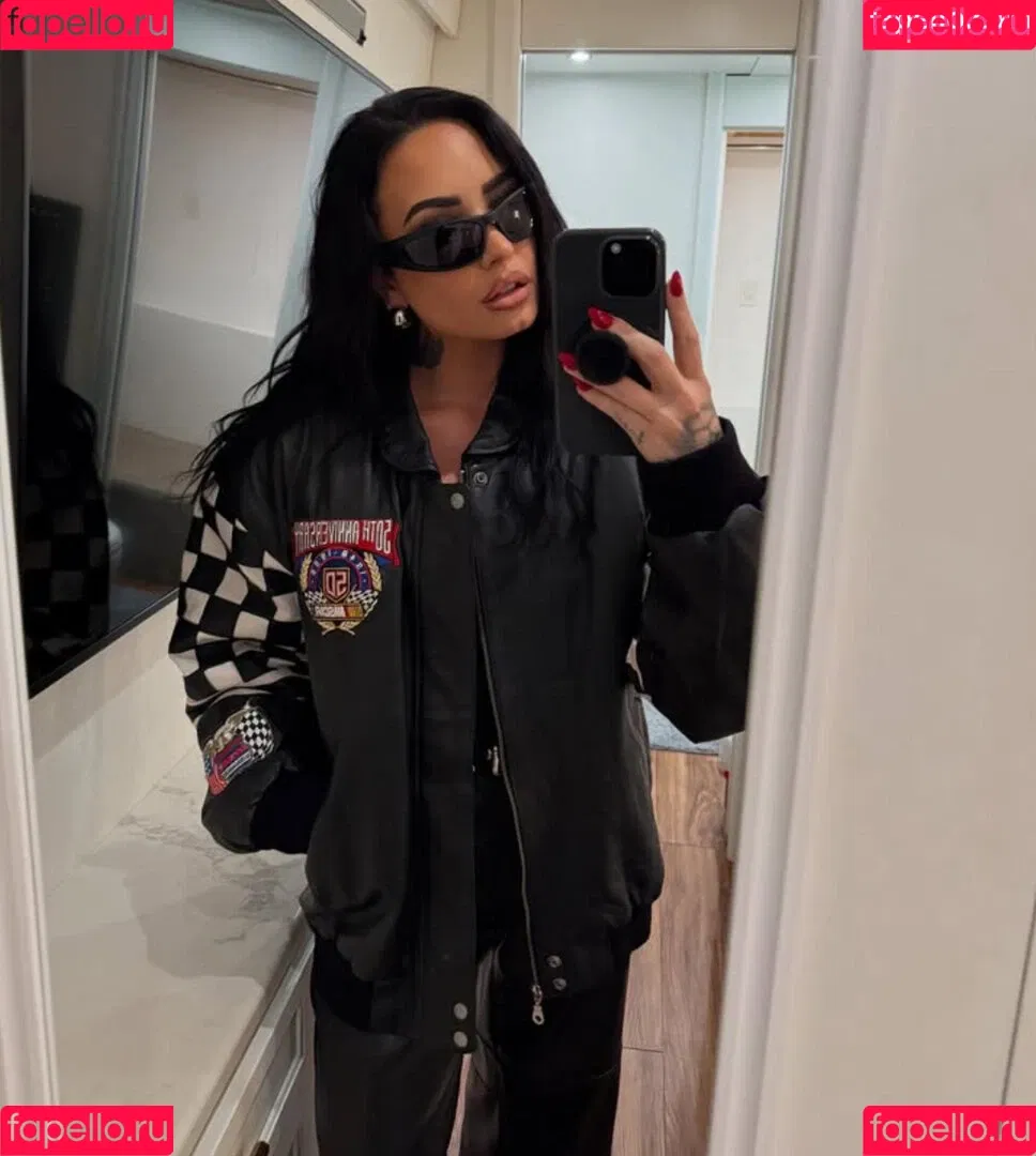 Demi Lovato / ddlovato Onlyfans Photo Gallery 