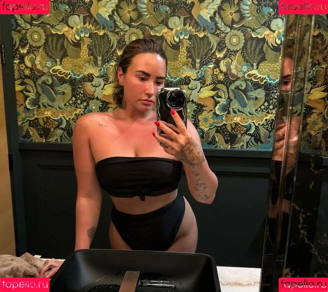 Demi Lovato / ddlovato Onlyfans Photo Gallery 