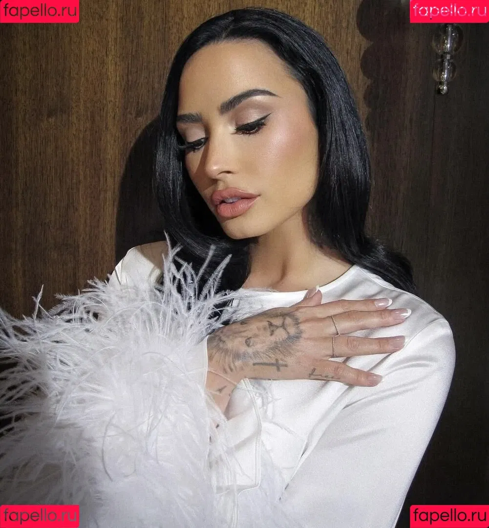 Demi Lovato / ddlovato Onlyfans Photo Gallery 