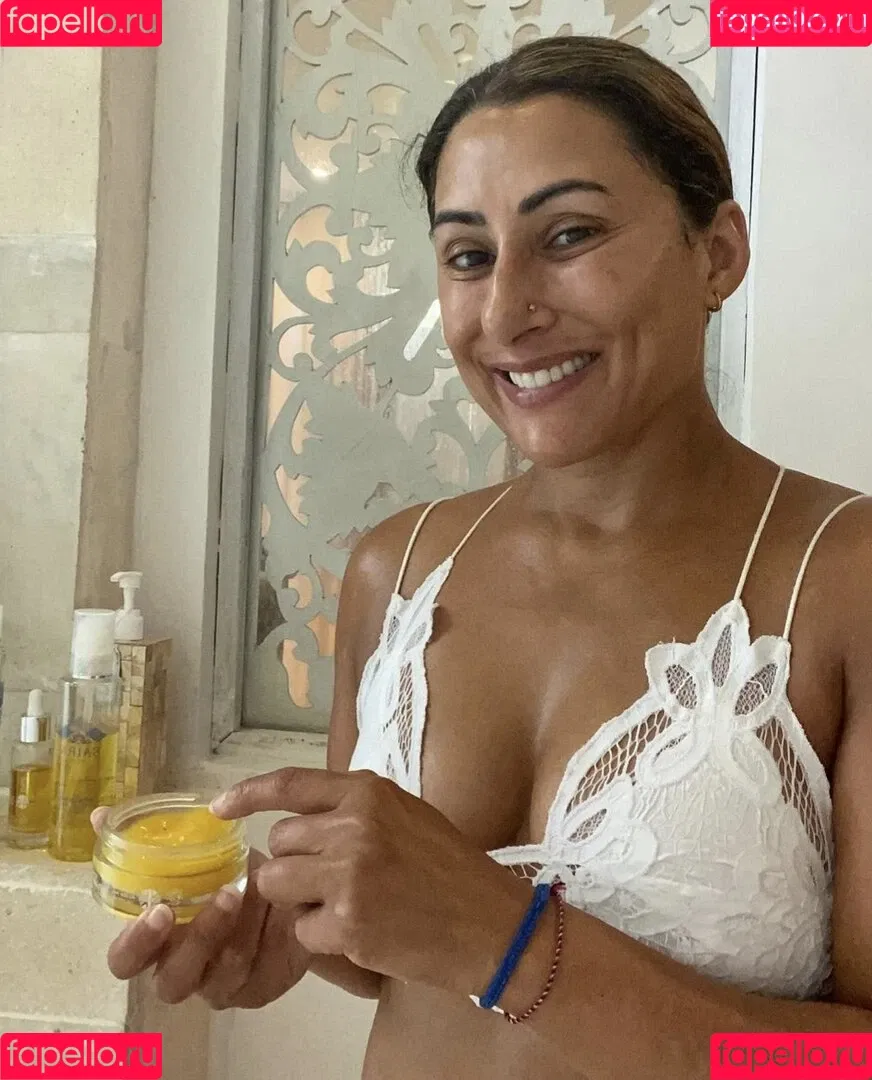 Saira Khan / iamsairakhan / sairasbum Onlyfans Photo Gallery 