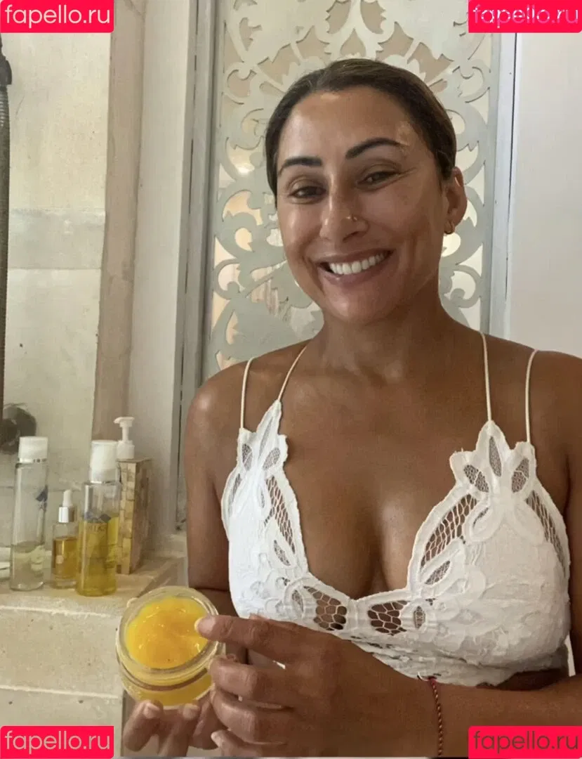 Saira Khan / iamsairakhan / sairasbum Onlyfans Photo Gallery 