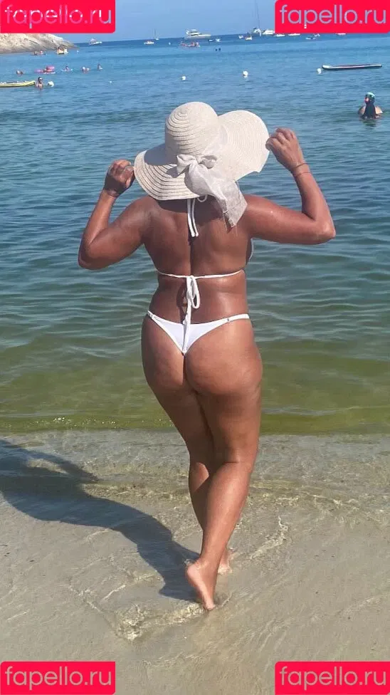 Saira Khan / iamsairakhan / sairasbum Onlyfans Photo Gallery 
